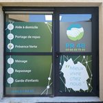 Sticker vitrine - Habillage vitrine - Décoration vitrine - Lettrage - Dépoli - Vitrophanie - Microperforé - Millau Aveyron
