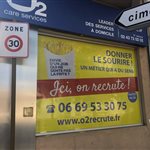 Sticker vitrine - Habillage vitrine - Décoration vitrine - Lettrage - Dépoli - Vitrophanie - Microperforé - Millau Aveyron