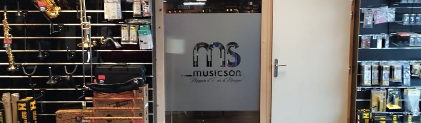 Habillage d'une vitre avec vinyle dépoli et logo découpé en défonce