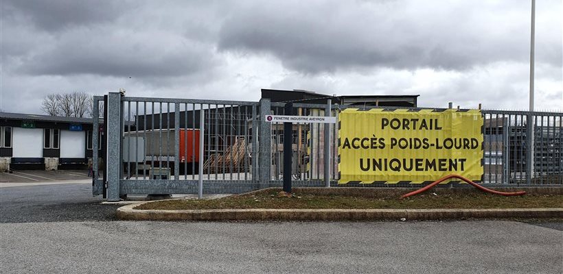 Conception d'une bâche mesh microperforée anti-vent pour Fenêtre industrie Aveyron à la Cavalerie en Aveyron