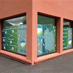 Sticker vitrine - Habillage vitrine - Décoration vitrine - Lettrage - Dépoli - Vitrophanie - Microperforé - Millau Aveyron